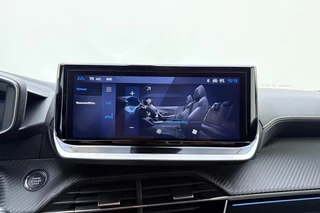 Peugeot e-2008 EV GT 54 kWh | Achteruitrijcamera | Dakrails | Cruise control | Climate control | Navigatie | Stof/lederen bekleding | 16" lichtmetalen velgen | Apple/Android carplay | 400km WLTP | 100% Elektrisch / 25