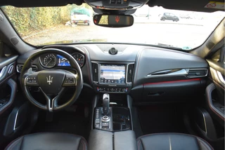 Maserati Levante 3.0 V6 AWD GranLusso 350 pk Facelift Driver ass.Pack 1 | Open dak | Harman/Kardon | Camera | Luchtvering | Carplay | Keyless | DAB | Full LED | 20" / 14