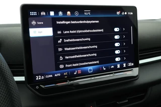 Volkswagen T-Roc 1.5 eTsi 150pk DSG R-Line First Edition Trekhaak Camera Keyless Stoelverwarming Virtual Cockpit Carplay / 24