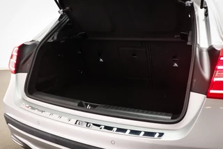 Mercedes-Benz GLA-klasse 180 Ambition | URBAN PACK | PANORAMADAK | STOELVERWARMING | TREKHAAK | 18" / 15