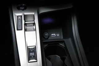 Peugeot e-408 Allure 58 kWh | NIEUW | COMFORT / CONNECT / 360 VISION & DRIVE ASSIST- PACK | STUURVERWARMING | DAB | APPLE | CAMERA / 42