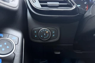 Ford Fiesta 1.0 EcoBoost Titanium | Trekhaak | Navigatie | Camera | Parkeersensoren voor en achter | Climate control | Lichtmetalen velgen / 20