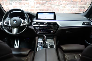 BMW 5 Series Touring 520i High Executive M Sport Pakket Automaat  / Live Cockpit Professional / Driving Assistant / Head-Up Display / Comfortstoelen / Achteruitrijcamera /  19 Inch / Exklusivleder 'Nappa' / DAB / Stoelverwarming / Hifi / Extra Getint Glas / Ambiance Verlichting / 16