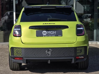 Fiat 600e Abarth Scorpionissima 54 kWh | Apple-Android | Sportstoelen | Parkeercamera / 10