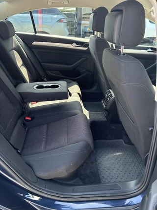 Volkswagen Passat 1.8 TSI Business Edition R Automaat | Climate control | Achteruitrij camera | Navigatie | Elektrisch Pakket | Afneembare Trekhaak | Ergo-Comfort stoel | Parkpilot | LM-Velgen | LED Verlichting / 19