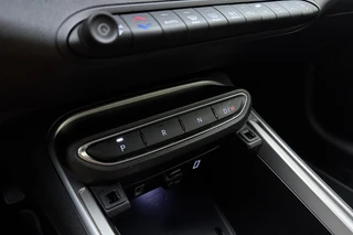 Jeep Avenger 1.2 e-Hybrid 110pk Automaat Summit | Navigatie | Achteruitrijcamera | Adapt. Cruise control | Climate control | Elektrische achterklep | Keyless | 18" Lichtmetalen velgen | 8 jaar garantie / 31