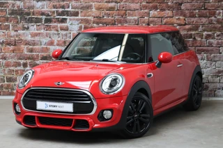 MINI Cooper Hatchback Chili Serious Business 3 deurs / Navigatiesysteem / Leder / John Cooper Works Exterieurpakket / Lichtpakket / Extra Getint Glas / Climate Control / Parkeersensoren / LED / Bluetooth / Cruise Control / Sportstoelen / 17 Inch