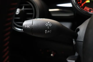MINI Cooper Hatchback Chili Serious Business 3 deurs / Navigatiesysteem / Leder / John Cooper Works Exterieurpakket / Lichtpakket / Extra Getint Glas / Climate Control / Parkeersensoren / LED / Bluetooth / Cruise Control / Sportstoelen / 17 Inch / 32