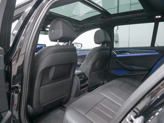 BMW 5 Serie Touring 530e xDrive M-Sport Panoramadak | Adapt. Cruise Control / 21