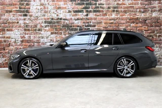 BMW 3 Serie Touring M340i xDrive High Executive M Sport Pakket Automaat  / Live Cockpit Professional / Panoramadak / Trekhaak / Individual Leder Merino / Driving Assistant / M Sport Differentieel / Harman Kardon / M Adaptief Onderstel / Safety Pack / Head-Up Display / 19 Inch / Stoelverwarming voor+achter / 4