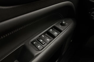 Jeep Compass 4xe 240pk Plug-in Hybrid Automaat S | Navigatie | Lederen bekleding | Achteruitrijcamera | Adapt. Cruise control | Electrische achterklep | Keyless | Zwart dak | 19" Lichtmetalen velgen / 18
