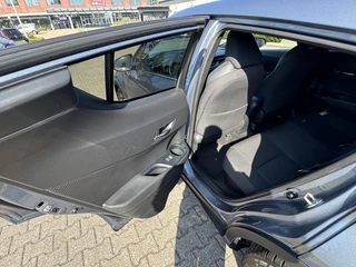 Toyota C-HR 1.8 HYBRID STYLE STOELVERW BLIND-SPOT PARK-SENSOREN NAVI APPLE/ANDROID KEYLESS 18" LM-VELGEN ALL-SEASONS / 18