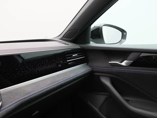 Volkswagen Passat Variant 1.5 eHybrid 272 Pk R-Line | Black Style | Stoel/Stuurverwarming | Panoramadak | 360 Camera | Head Up | Memory | Trekhaak | 19 Inch | 155 Km !! / 38