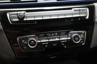 BMW X1 sDrive18i High Executive M Sport Pakket Automaat  / Navigatiesysteem Professional / Panoramadak / 18 Inch / LED / Stoelverwarming / Achteruitrijcamera / Extra Getint Glas / Harman Kardon / Shadow Line / Parkeersensoren voor+achter / 21