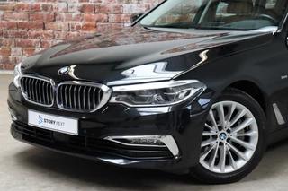 BMW 5 Series Touring 530i High Executive Luxury Line Automaat  / Navigatiesysteem Professional / Panoramadak / Trekhaak / Comfortstoelen / Driving Assistant Plus / Adaptieve LED-koplampen / Hifi / Stuurwielrand Verwarmd / Achteruitrijcamera / Head-Up Display / Stoelverwarming / 2