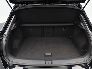 Volkswagen T-Roc 1.5 TSi 150 Pk Automaat R-Line Business | Trekhaak | Stoelverwarming | Camera | Adaptive Cruise | Carplay | Navigatie | 17 Inch | 20.604 Km !! / 18