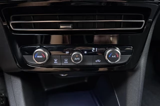 Opel Mokka 1.2 Turbo 130pk Ultimate | Climate Control | Adapt. Cruise control | Navi via Apple Carplay/Android Auto | Alcantara bekleding | Massagefunctie | Zwart dak | 18" Lichtmetalen velgen / 22