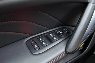 Peugeot 308 SW 1.2T Blue Lease GT | Panorama dak | 18'' Lichtmetalen velgen | Full LED | Trekhaak | Alcantara bekleding | Digitale Cockpit | Apple Carplay & Android Auto | Keyless Entry & Start | Camera | Climate Control | Navigatie | VOL! / 19