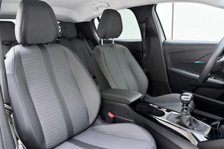 Peugeot 208 1.2T Allure Pack 100pk | Navigatie | Adaptive Cruise Control | Stoelverwarming | Climate Control | Achteruitrijcamera | LED koplampen | 3D Cockpit | 16'' Lichtmetalen velgen | Apple Carplay & Android Auto / 15
