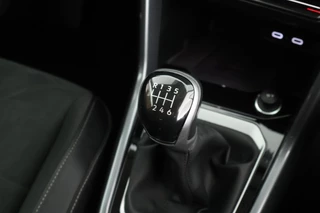 Volkswagen T-Roc 1.0 TSI 110pk Style Trekhaak LED Virtual Cockpit Navigatie / 35
