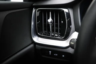 Volvo V60 2.0 T6 Recharge AWD R-Design | PARK ASSIST PACK | DAB | APPLE | VOORRUITVERWARMING | CAMERA / 35