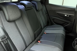 Peugeot 3008 1.6 HYbrid 180 Allure Pack Business | 19 inch | Automaat | Navigatie | Camera | Climate control | Parkeersensoren / 17