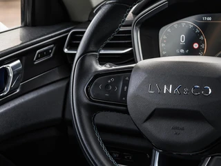 Lynk & Co 01 1.5 Plug-in Hybrid 262 PK Black Edition SOH 92% Panoramadak 360 Camera Infinity ACC LED Rondomzicht Camera Apple CarPlay/Android Auto 20" / 18