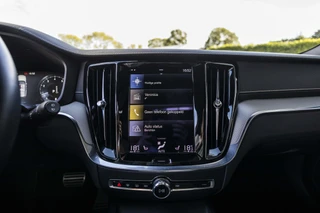 Volvo V60 2.0 B4 Momentum Business  | Pano | Harman Kardon | / 34