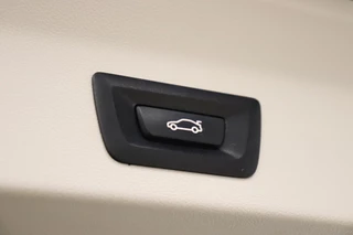 BMW X3 xDrive20i High Executive xLine Automaat  / Navigatie Professional / Leder / Trekhaak / 19 Inch / Adaptieve LED-koplampen / Stoelverwarming / Ambiance Verlichting / Parkeersensoren voor+achter / Sportstoelen / 36