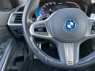BMW 3 Serie 330e High Executive M-Sport  | 1e eigenaar | dealer onderh. | schuifdak | leder sportstoelen | camera | BTW auto / 28