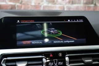 BMW 3 Serie Sedan 330i Executive M Sport Pakket Automaat  / Live Cockpit Professional / Schuif-/kanteldak / Sportstoelen / Achteruitrijcamera / Active Cruise Control met Stop en Go-functie / 19 Inch / Hifi / M Sportremsysteem / Leder / Shadow Line / Neerklapbare Achterbank / Extra Getint Glas / 26