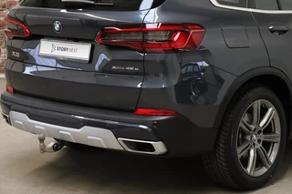BMW X5 xDrive45e High Executive xLine Automaat  / Panoramadak / SOH 82% / Live Cockpit Professional / Trekhaak / Luchtvering / Stoelventilatie / Personal CoPilot Pack /  Comfortstoelen / Nappa Leder / Harman Kardon / Stoelverwarming / Head-Up Display / Active Steering / Individual Dashboard Leder / 6
