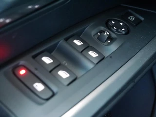 Peugeot 3008 1.6 plug-in Hybrid 195 Allure | Afneembare trekhaak | 1550KG Trekgewicht | Navigatie | Stoelverwarming | Camera achter | Full LED / 14