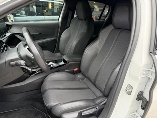 Peugeot 208 1.2 Turbo 100 PK GT | Navigatie | Zwart dak | Sportstoelen | Keyless Start | 17" Lichtmetalen Velgen | Full LED Verlichting | Climate Control | Cruise Control | Camera | Parkeersensoren | Dodehoek detectie | / 27