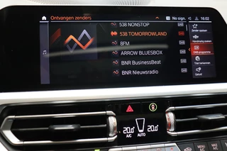 BMW 3 Serie Touring M340i xDrive High Executive M Sport Pakket Automaat  / Live Cockpit Professional / Panoramadak / Trekhaak / Individual Leder Merino / Driving Assistant / M Sport Differentieel / Harman Kardon / M Adaptief Onderstel / Safety Pack / Head-Up Display / 19 Inch / Stoelverwarming voor+achter / 38