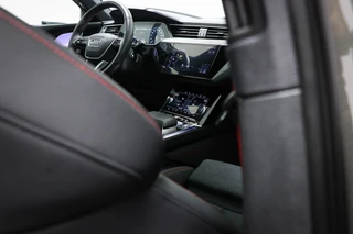 Audi Q8 Sportback e-tron 55 quattro Edition 115 kWh | PANORAMADAK | ACHTERBANKVERWARMING | AMBIENT LIGHTING | HEAD UP | B&O | TREKHAAK | 22" / 19