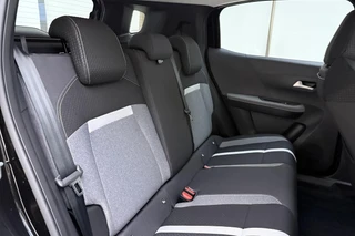 Opel Frontera Electric GS 44 kWh | Navigtatie | 8 Jaar speciale garantie | Stoel & Stuurverwarming | Camera | Dakrails | Extra getint glas | Cruise control | DAB Radio / 15