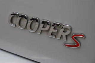 MINI Cooper S Cabrio Chili Automaat  / Navigatiesysteem / Leder / Climate Control / Harman Kardon / Parkeersensoren / LED / Sportstoelen / Windscherm / Cruise Control / 17 Inch / Lichtpakket / Bluetooth / 12
