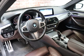 BMW 5 Series Touring 520i High Executive M Sport Pakket Automaat  / Live Cockpit Professional / Driving Assistant / Head-Up Display / Comfortstoelen / Achteruitrijcamera /  19 Inch / Exklusivleder 'Nappa' / DAB / Stoelverwarming / Hifi / Extra Getint Glas / Ambiance Verlichting / 13