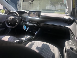 Peugeot 208 1.2 Hybrid 110 e-DCS6 Allure | Climate Control | Navigatie | Full LED | DAB | Parkeercamera/-sensoren | Apple Carplay/Android Auto | Dode hoekdetectie | Lichtmetalen velgen | / 12