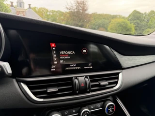 Alfa Romeo Giulia 2.0T Business / 16