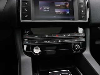 Jaguar F-PACE 2.0 Portfolio AWD 25t / 26