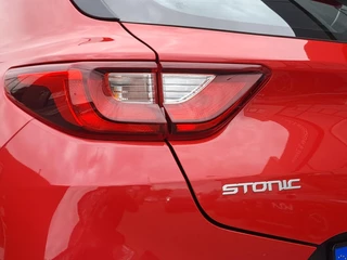 Kia Stonic 1.0i Turbo MHEV ComfortLine 100 PK | 1e Eigenaar | Airco | Bluetooth | Camera | Cruise control | Metallic lak | Fabrieksgarantie t/m 3-7-2031 | NAP / 27