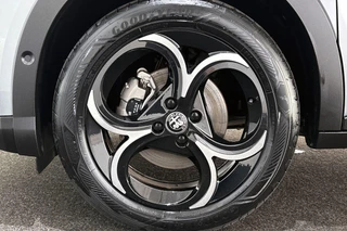 Alfa Romeo Junior 1.2 Turbo Hybrid Ibrida Speciale Pack Techno Stoelverwarming Camera / 24