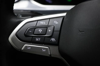 Volkswagen T-Roc 1.5 TSI Style | IQ LIGHT | STOELVERWARMING | CLIMA | APP CONNECT | DAB | PDC / 35