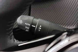 Peugeot e-2008 EV Allure Pack 50 kWh Stoelverwarming Camera Apple CarPlay / 38