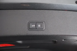 Audi Q3 1.5 272pk e-hybrid S edition Trekhaak Camera Keyless Panoramadak Stoelverwarming Virtual Cockpit Navigatie 2x S-Line / 44