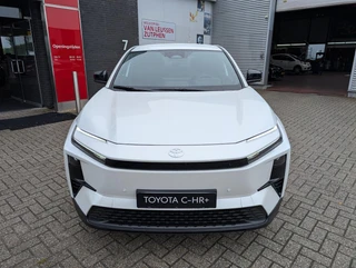 Toyota C-HR+ First Edition 77 kWh NIEUW & DIRECT LEVERBAAR! STOEL/STUURWIELVERWARMING WARMTEPOMP PDC VOOR + ACHTER CAMERA / 6