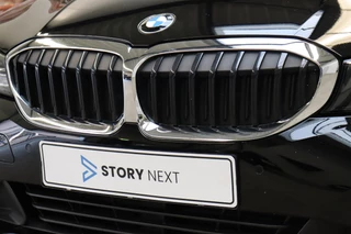BMW 3 Serie Sedan 320i Executive Edition Automaat  / Trekhaak / Live Cockpit Professional / Cruise Control / Parkeersensoren / Neerklapbare Achterbank / Apple Carplay / Sportstuur / 8