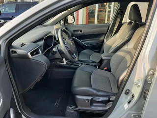 Toyota Corolla Cross 2.0 HYBRID FIRST EDITION BLIND-SPOT ELEK-ACHTERKLEP KEYLESS LM-VELGEN PARK-SENSOREN APPLE/ANDROID STOELVERW DRAADLOOS-LADEN AD-CRUISE BLUETOOOTH DAB+ / 12
